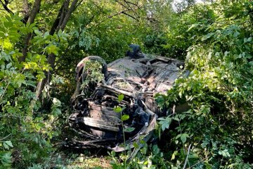 У Чернівцях мотоцикліст в'їхав у Nissan Micra 40-річної киянки