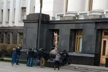 Дівчина роздяглася догола перед Офісом президента