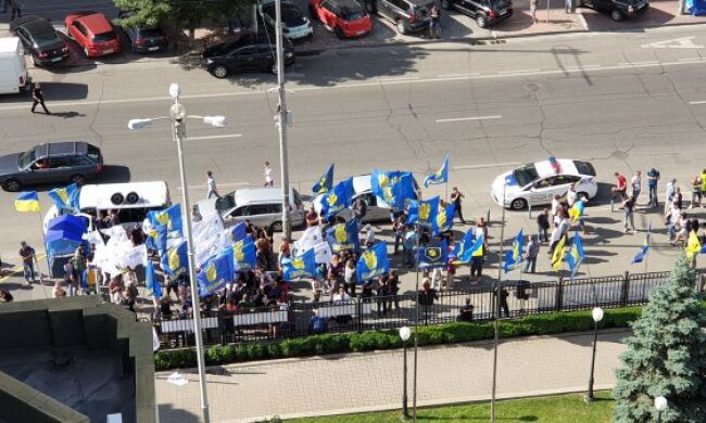 Розгляд закону про люстрацію: під Конституційним судом збираються люди