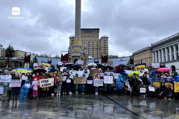 «Вимагаємо строків демобілізації» — рідні військових вийшли на мітинг у Києві