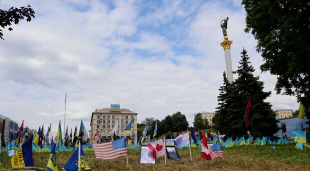 У центрі Києва на Майдані здійснили прибирання народного Меморіалу пам’яті українських воїнів