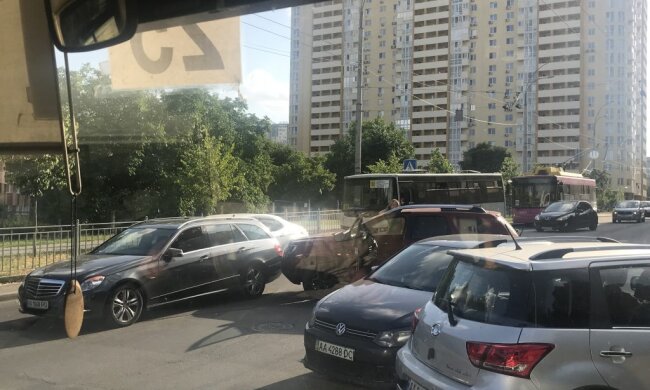 На Виноградарі зіткнулися дві машини