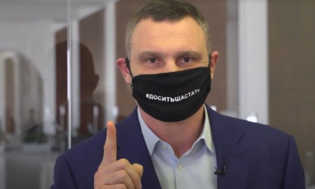 А іншим забороняє: Кличко гуляв у ресторані попри карантин? (відео)