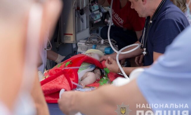 До Києва поліцейським вертольотом привезли тяжкохворе немовля (відео)
