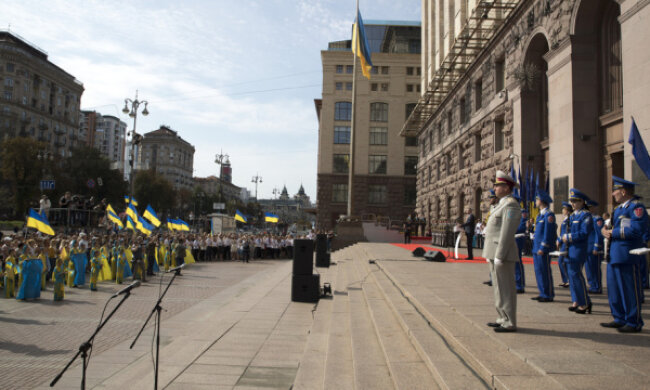 Біля столичної мерії підняли Державний Прапор