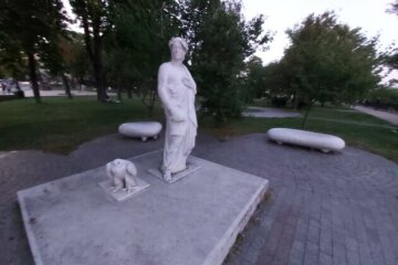 Без голови: вандали пошкодили пам'ятник Данте у Києві