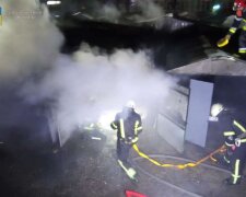 Масштабна пожежа в Києві: вогнем знищено декілька автівок (відео)