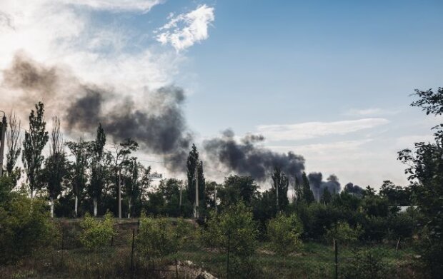 Під Мелітополем пролунали вибухи в районі залізничного мосту (відео)