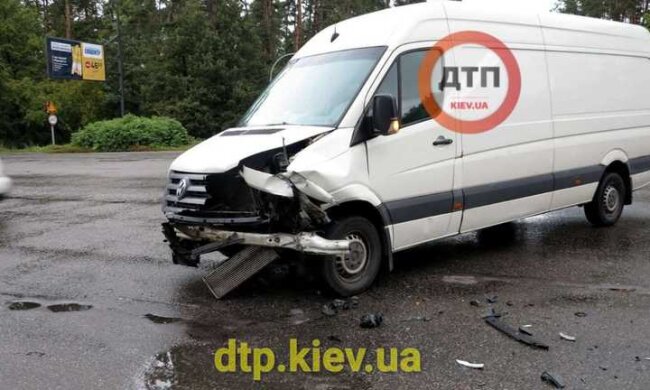 Стояла на зупинці під парасолькою: у Києві легковик на смерть збив молоду дівчину