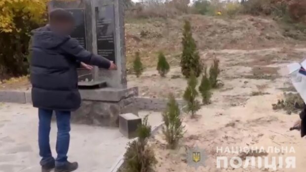 Поліцейські знайшли чоловіка, який пошкодив табличку пам’ятника жертвам Голокосту на Київщині (відео)