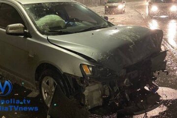 У Києві водій легковика не впорався з керуванням і влетів у бус