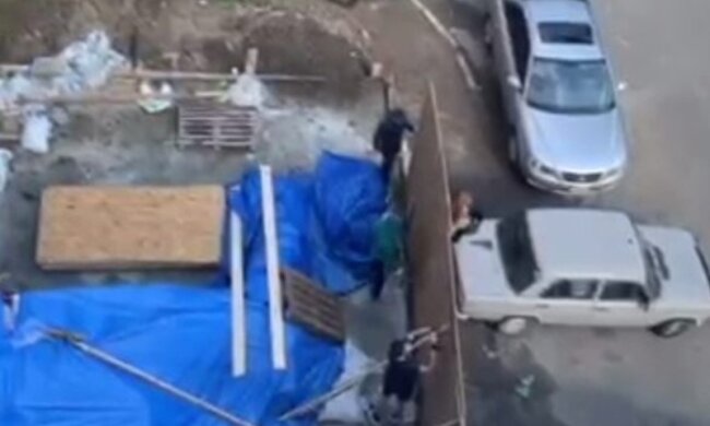 Знову тітушки: на Малокитаївській забудовник відновив незаконне будівництво