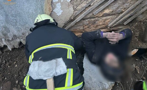 На Київщині чоловік застряг під стіною будинку - рятувальники деблокували його