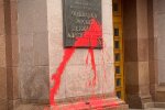У Києві облили червоною фарбою будівлю КМДА в знак протесту проти тендерного свавілля