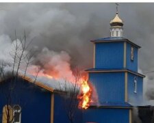 В Києві горіла церква Жінок-Мироносиць, поспіхом рятували людей та ікони (відео)