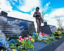 У селищі Бабинці відкрили меморіал на честь 23 загиблих захисників України: Героям присвятили гранітний монумент