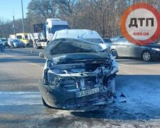 ДТП під Києвом: два авто не поділили дорогу