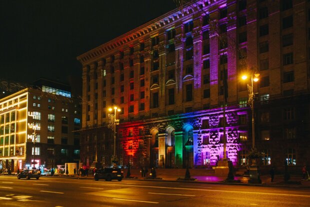 Київська мерія у кольорах ЛГБТ: будівлю КМДА підсвітили «райдужним» прапором