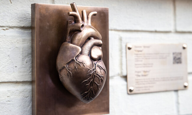 У Києві з’явилася нова скульптура проєкту «Шукай»