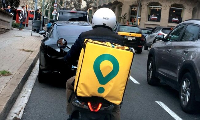 Кур’єр служби доставки Glovo побив чоловіка шоломом