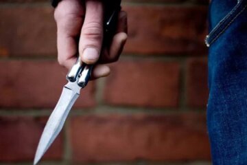 У Шевченківському районі столиці здійснено напад на військового — невідомі нанесли 3 ножеві поранення