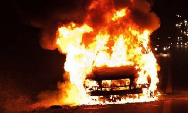 На столичній Солом’янці на проїжджій частині дороги спалахнув Lexus