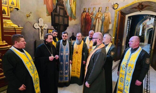 Молитва за воїнів у Нижній Лаврі: владика Авраамій зустрівся з фронтовими капеланами для спільного богослужіння за мир