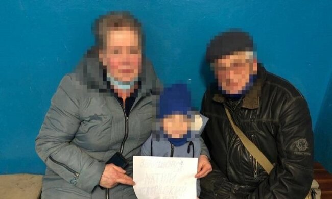 Біля київського метро виявили трирічного хлопчика без дорослих