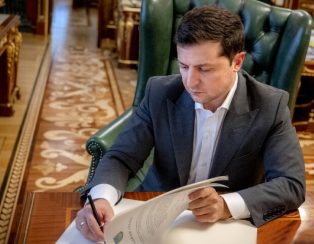 Зеленський підписав скандальний закон про деолігархізацію
