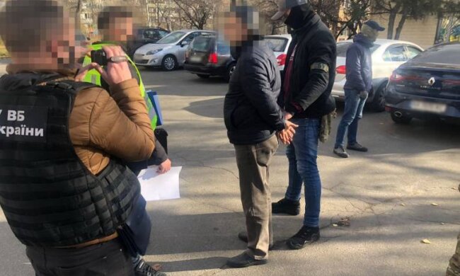 Погрожував депортацією: чоловік видавав себе за співробітника СБУ і вимагав гроші в іноземців