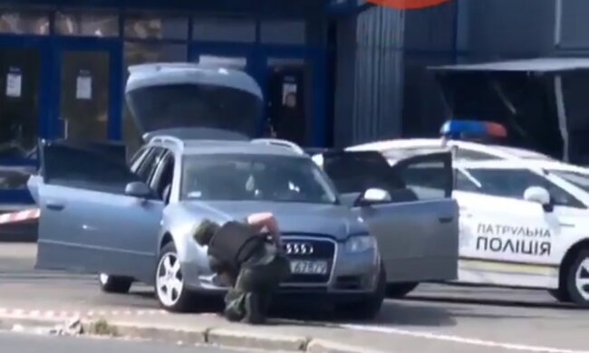 Біля ТРЦ Метрополіс в Києві замінували автівку (відео)