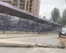 Втомився від безкінечного будівництва: у Києві бетонний стовп впав прямо на дорогу (відео)