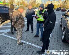 Правоохоронці затримали підозрюваного у Києві, що допомагав ухилянтам за $5500 виїхати з України
