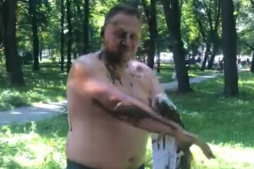 Нардепа облили фекаліями (ненормативна лексика)