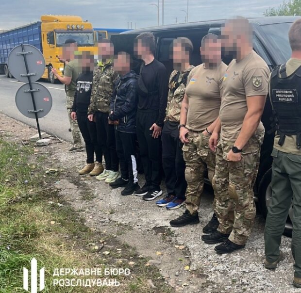 Поліцейського з Києва викрили на організації схеми переправлення "ухилянтів" за кордон