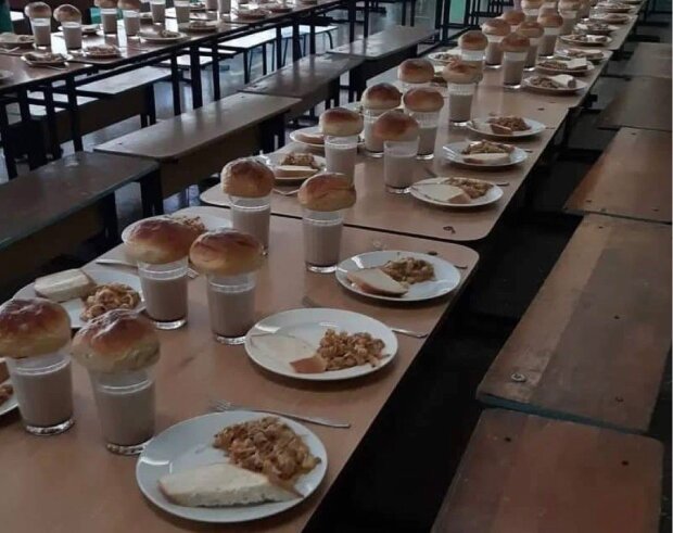 З’явилися фото зі шкільної їдальні Маріуполя. Діти кажуть, що їсти можна тільки булку і хліб