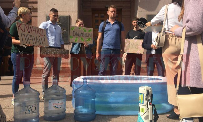 Місто дурить людей: Кличку під КМДА пропонують освіжитись брудною водою з Дніпра (відео)