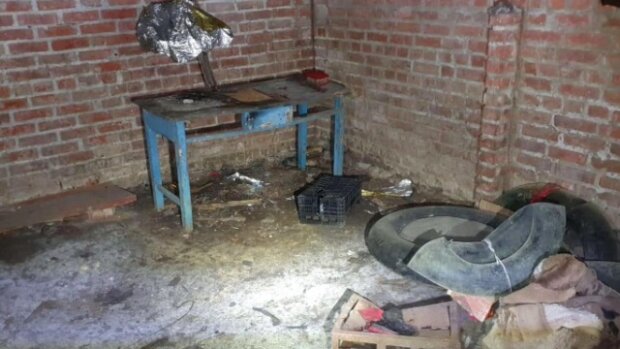 Місце жорстоких знущань: у селі на Харківщині знайшли підвал, де окупанти катували українців