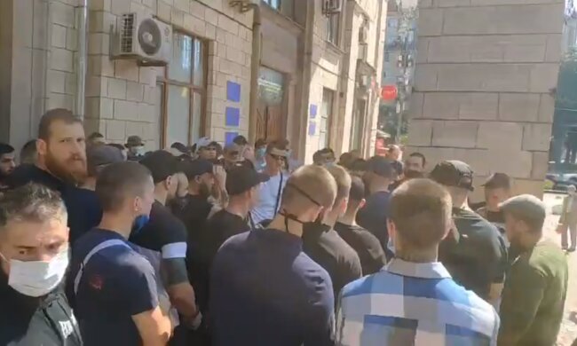 Поліція, сутички, сльозогінний газ: під Нацрадою протистояння журналістів та Нацкорпусу (відео)