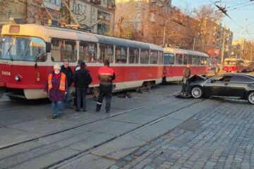 У Києві автомобіль врізався в трамвай з пасажирами