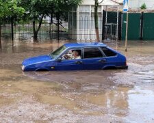 У столиці ллє, як з відра: машини пливуть