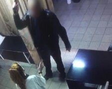 Через хвору дружину: під Києвом чоловік погрожував лікарям пістолетом (відео)