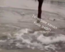 Вночі у Києві прорвало трубопровід, вода залила дороги, парковку та машини