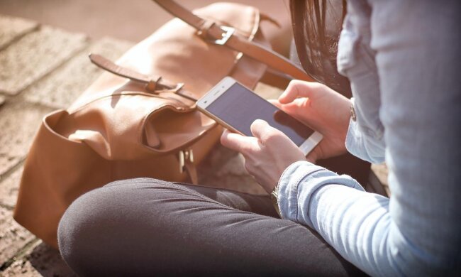Жителі Запорізької області почали отримувати SMS із фейками з приводу приєднання до Росії