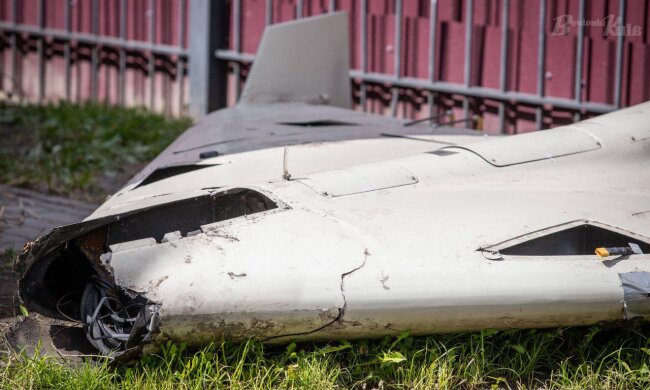 Ворожа атака на столицю: через падіння уламків БпЛА у Києві сталась ДТП із постраждалим та зайнялася недобудова