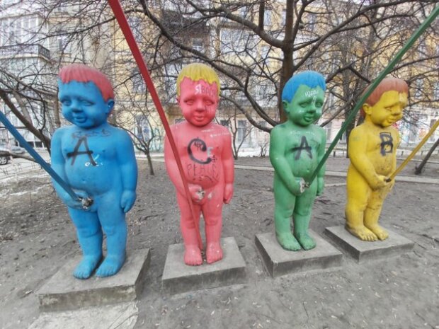 У Києві вандали розписали скульптурну групу на Пейзажній алеї