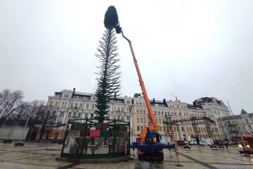 На Софійській площі у Києві встановлюють головну ялинку