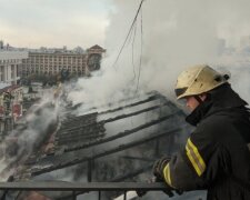 В центрі Києва виникла пожежа в житловому будинку (відео)