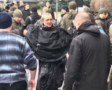 Чоловік, що підпалив себе на Банковій, в тяжкому стані