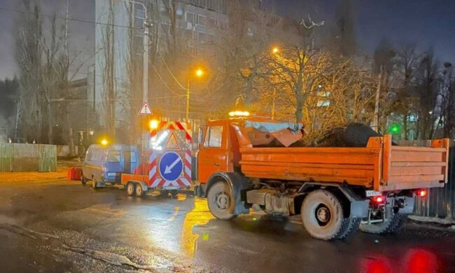 В автобусі у Києві скло розбилось через яму на дорозі (відео)